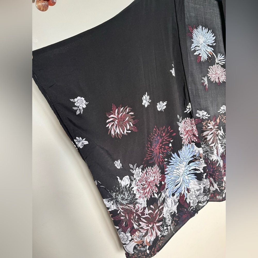 Beautiful ARITZIA TALULA floral kimono - Picture 4 of 9
